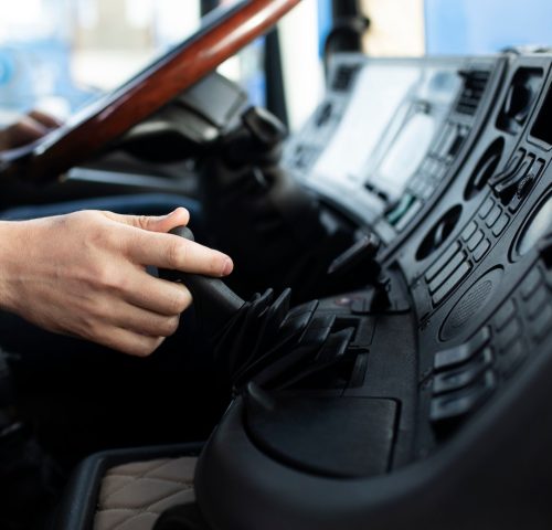 vista-lateral-hombre-bebiendo-camion_23-2149426530
